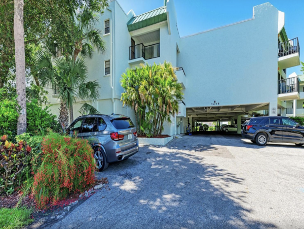 Holmes Beach Stunning Vacation Condo